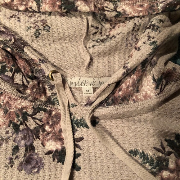 Cute top - Picture 2 of 2